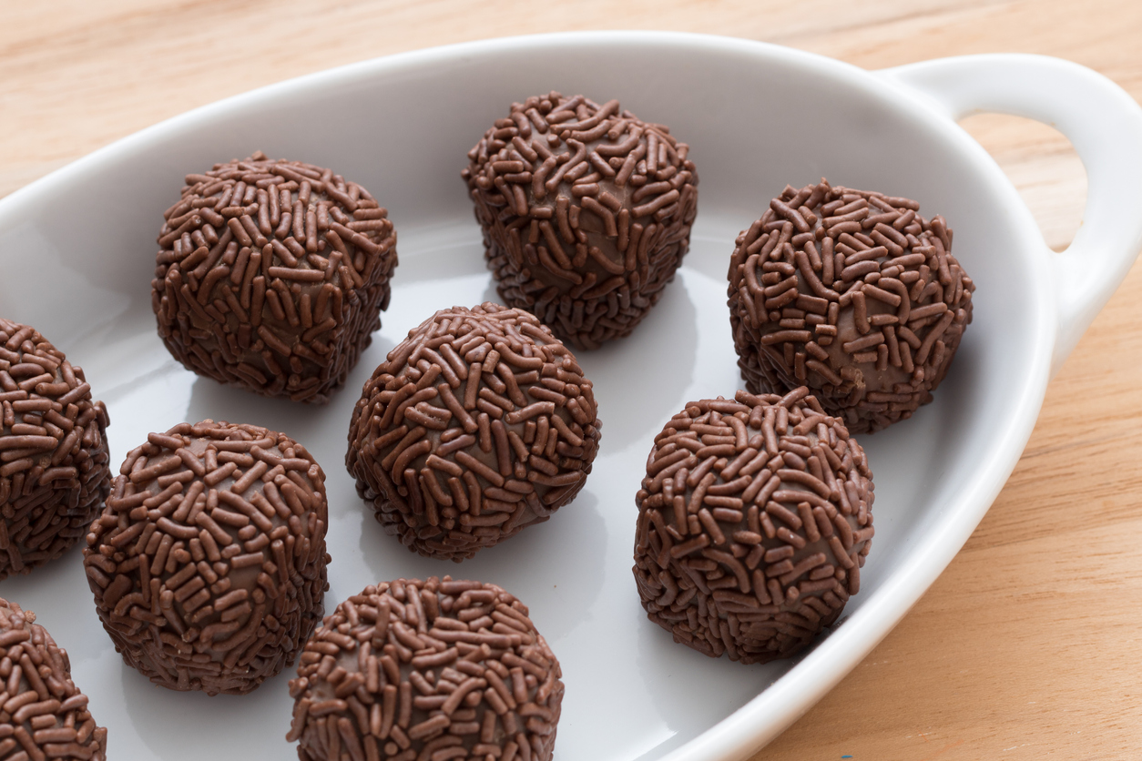 Brigadeiro: veja a forma de incrementar sua receita com biscoitos
