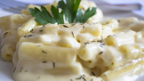 Delicioso pena ao molho de queijo
