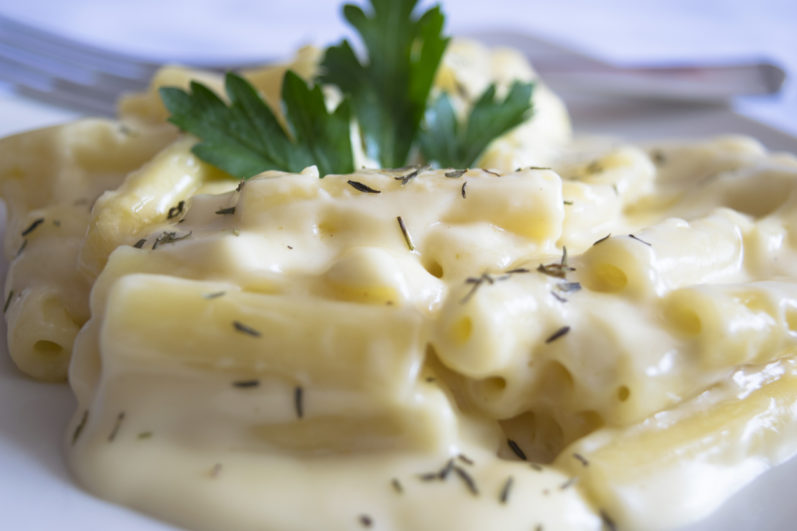 Delicioso pena ao molho de queijo