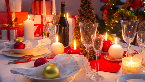 Aprenda como decorar mesa de Natal gastando pouco