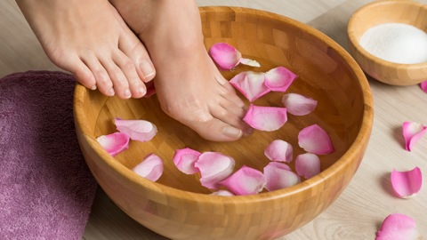 Aprenda a fazer um spa caseiro para os pés