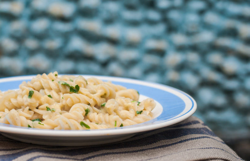 Macarrão cremoso com molho de queijo e ervas finas