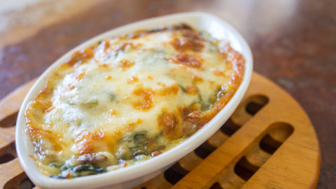 Aprenda a fazer um macarrão gratinado com espinafre super prático