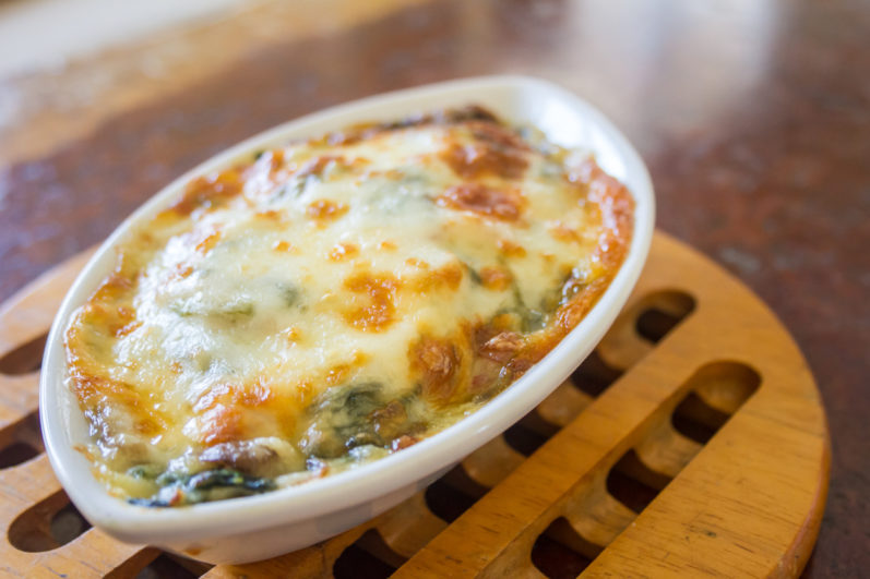 Aprenda a fazer um macarrão gratinado com espinafre super prático