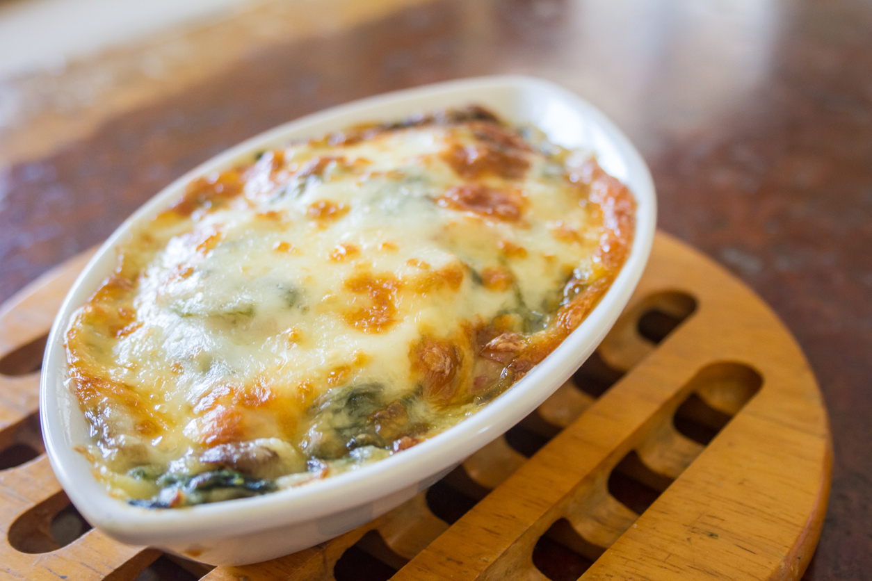 Aprenda a fazer um macarrão gratinado com espinafre super prático
