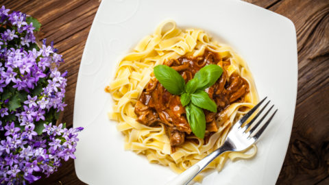 Macarrão ao molho de filé mignon flambado