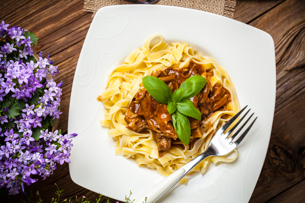 Macarrão ao molho de filé mignon flambado