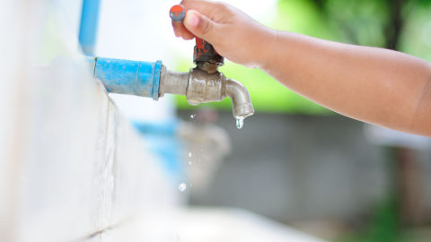Como economizar água na limpeza da casa