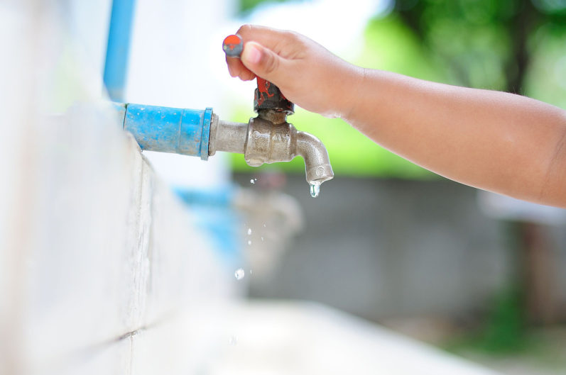 Como economizar água na limpeza da casa