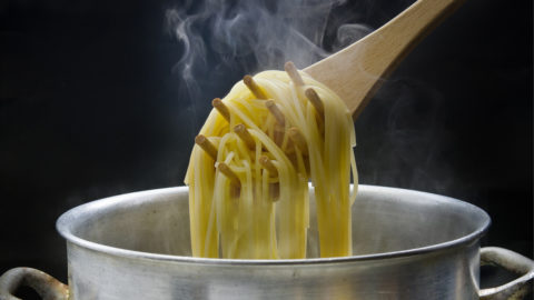 Passo a passo de como guardar macarrão cozido na geladeira