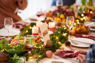 Aprenda como decorar a mesa de natal gastando pouco