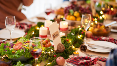 Aprenda como decorar a mesa de natal gastando pouco