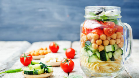 Salada de macarrão no pote