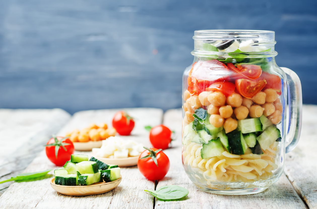 Salada de macarrão no pote