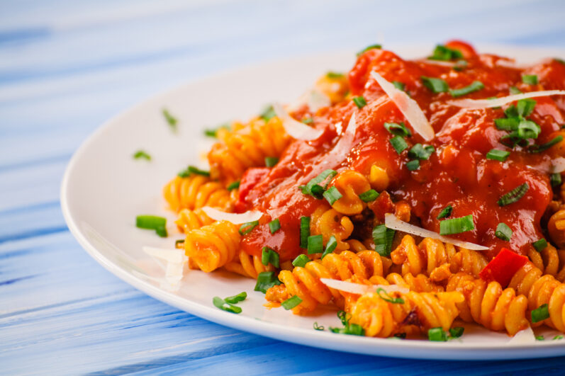3 receitas deliciosas de massa com molho pronto