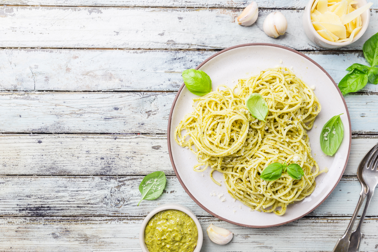 Receitas deliciosas: macarrão alho e óleo e frango com batata assada