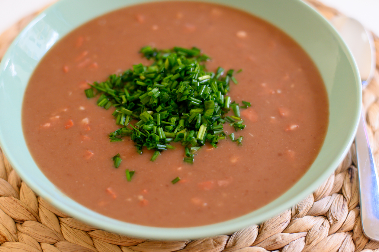Sopa de Feijão com Macarrão: receita prática, deliciosa e quentinha