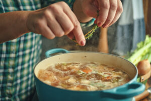 Sopa de carne, legumes e macarrão