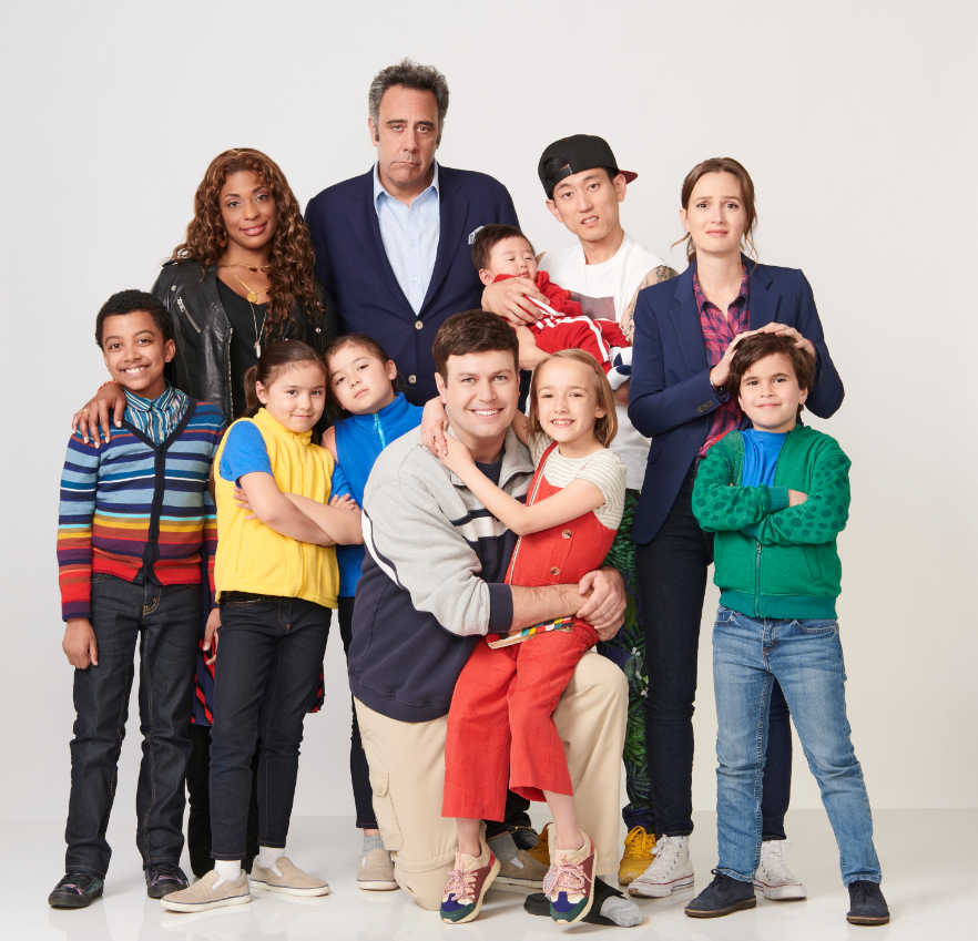 Série Single Parents do Disney+ para curtir com a família comendo biscoitos