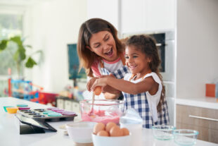 Mão na massa: ensine a criançada a preparar receitas deliciosas nas férias