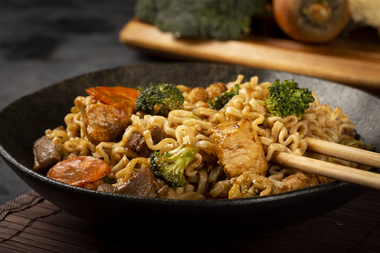 4 receitas para gourmetizar seu macarrão instantâneo