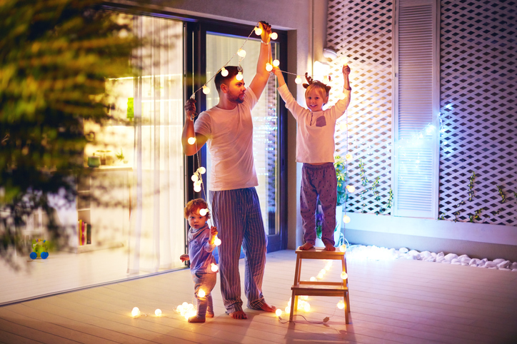 Montar a árvore de Natal com as crianças