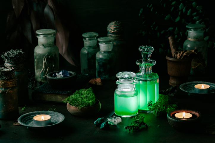 poções mágicas em garrafas para decoração de halloween