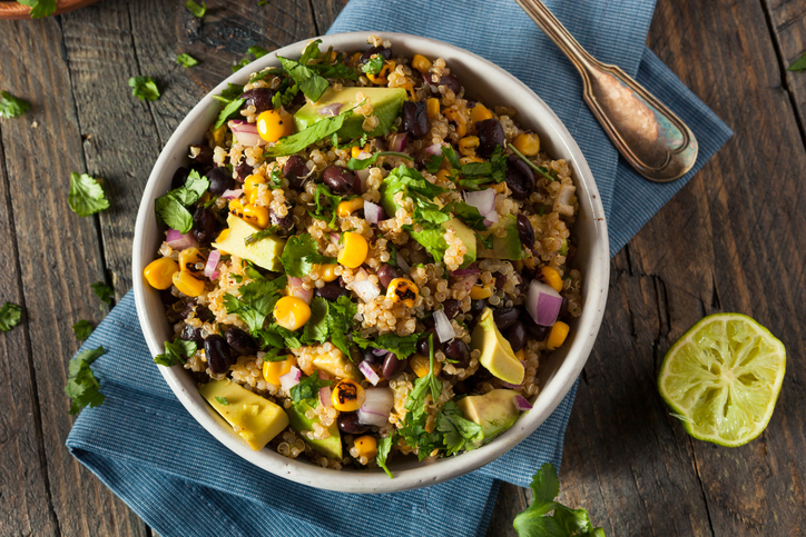 Salada mediterrânea de quinoa