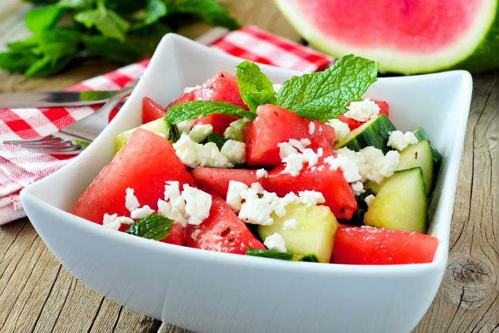 Salada refrescante de pepino e melancia