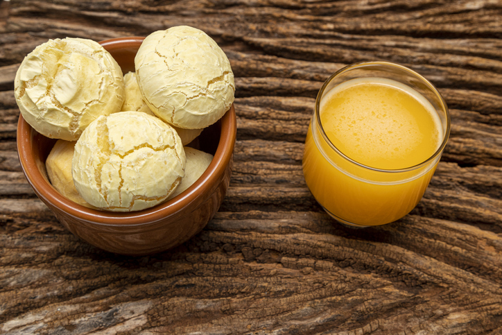 Pão de queijo e suco de laranja