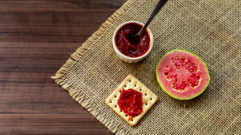 4 ideias de como usar o Biscoito Água e Sal em preparos